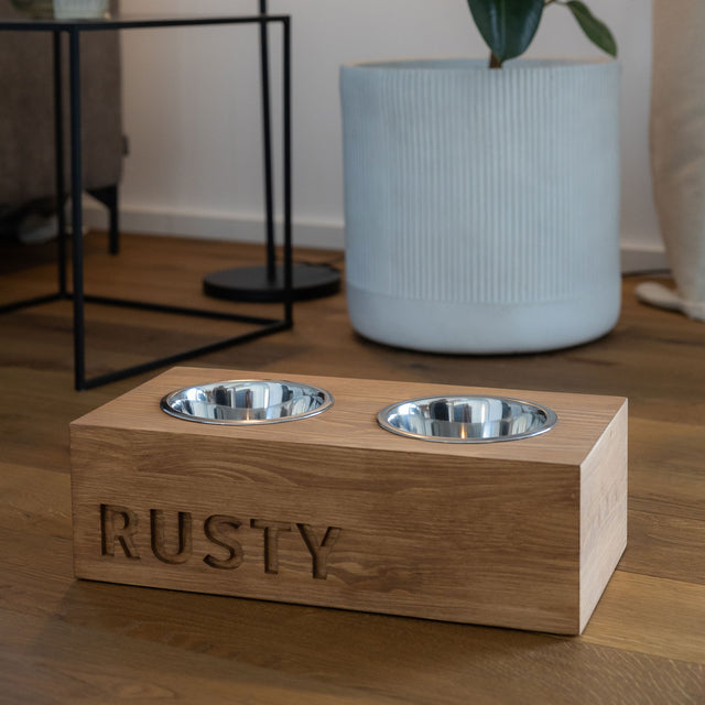Feddofy Futterstation Medium aus Holz mit zwei Näpfen